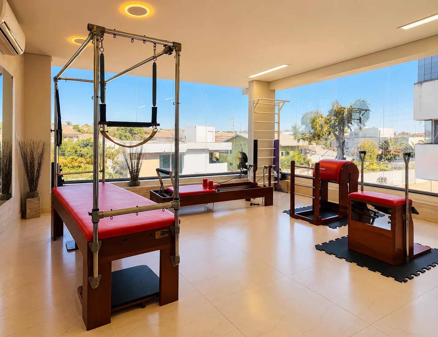 Sala de Pilates da clínica, ampla e iluminada, com vista para o Jardim Botânico