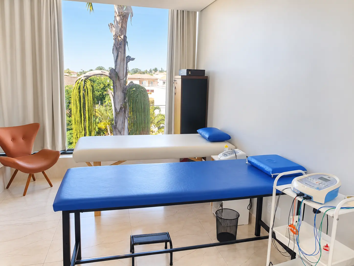 Sala de atendimento da clínica com vista para o Jardim Botânico